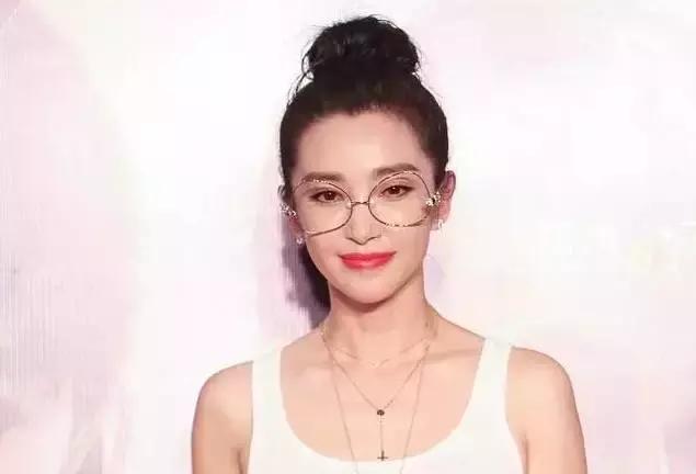 这样的丸子头绝对让你独一无二,从来不知道丸子头都可以这么好看