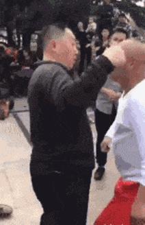 这么漂亮的姑娘怎么能让女孩闻你的脚气