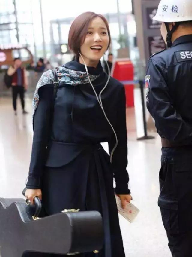 明星尬拍名场面,明星机场撞柱子尬舞