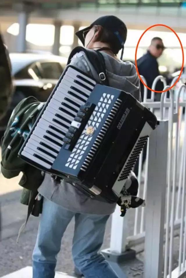 明星尬拍名场面,明星机场撞柱子尬舞