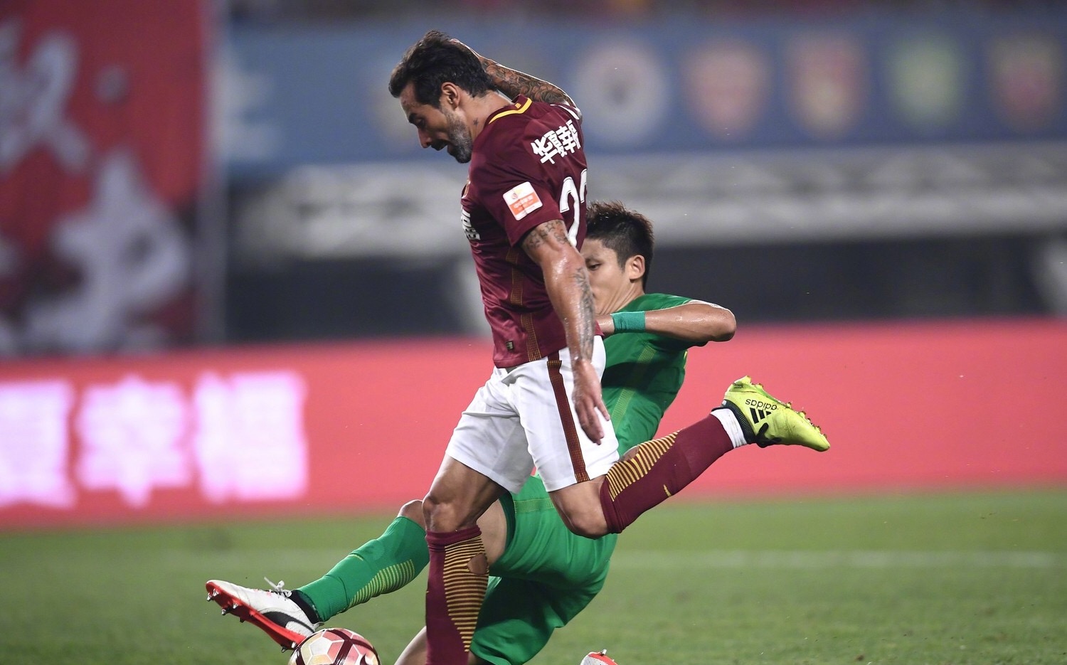 京媒谈争议判罚,京媒解说炮轰裁判