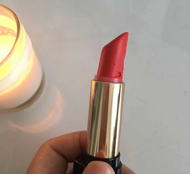 无心弄断女友唇膏，小伙连夜加工瞒天过海