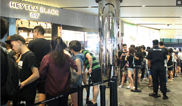 喜茶进京生意这么火？雷雨天也要排队2小时星巴克更是被虐成狗