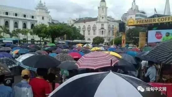 民众冒大雨聚集在仰光观看球赛，缅甸男足旗开得胜！