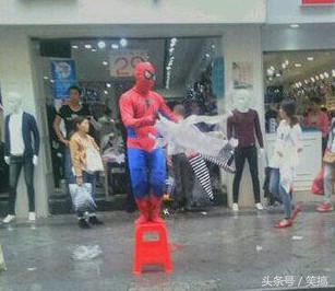 关于足球搞笑段子,搞笑的段子一脚高来一脚低