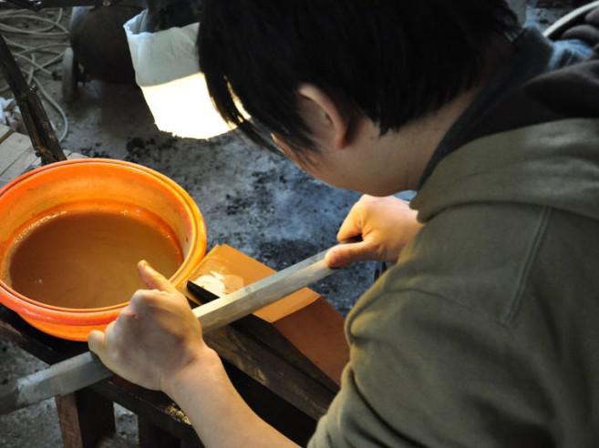 日本武士刀的蛤刃如何研磨,日本刀匠古法锻造武士刀过程