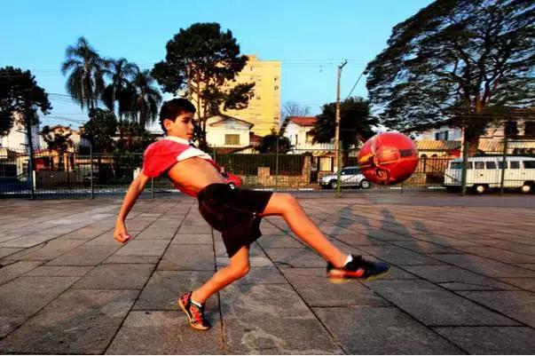 他花42欧元和C罗做邻居，你觉得咱得花多少年？