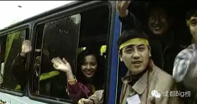 十几年过去了,这儿终于又被成都球迷包围了