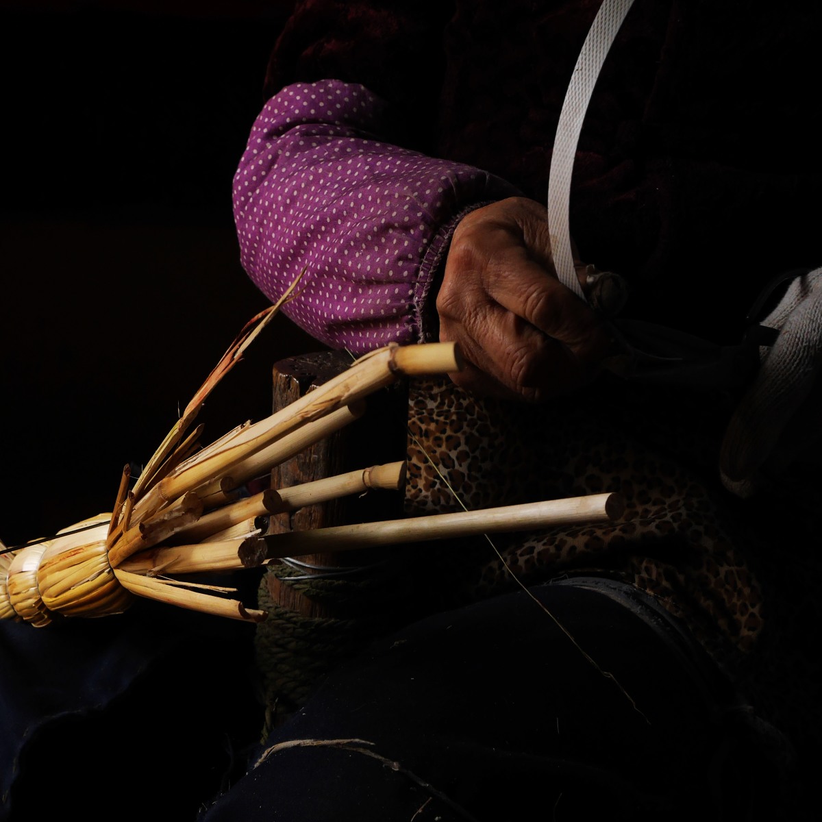 乡村里编竹筐手艺,民间技艺做笤帚