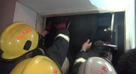 一名男子被困电梯里暴毙,居民楼电梯坠落死亡事故