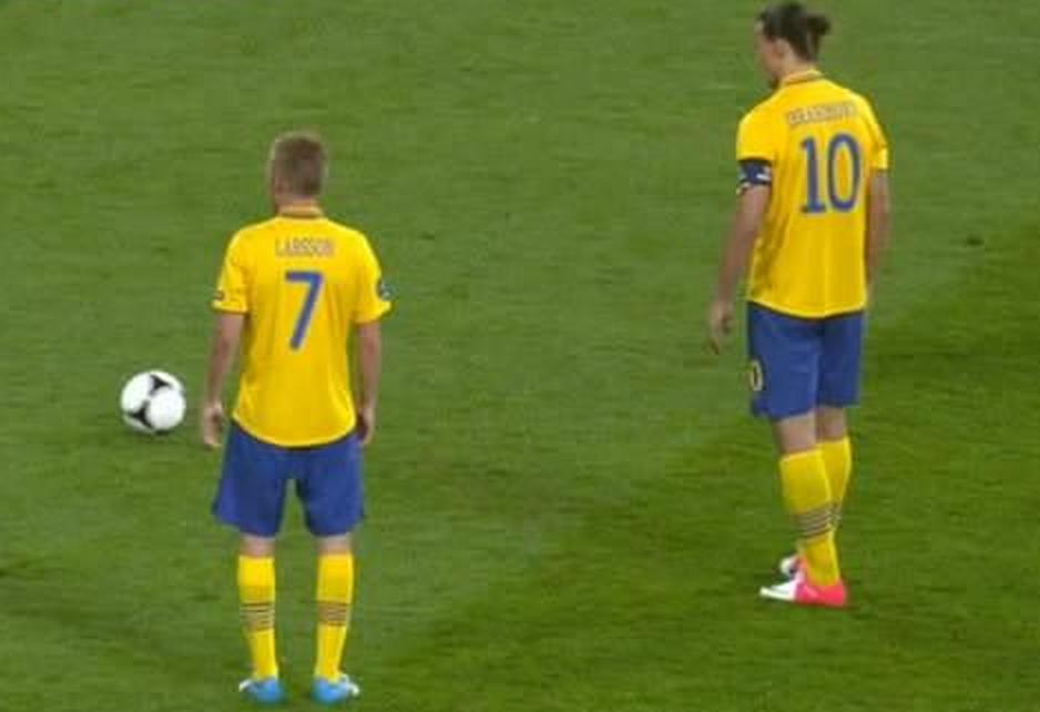 8人制中场的跑位踢法教学,8人制双中场的跑位踢法教学