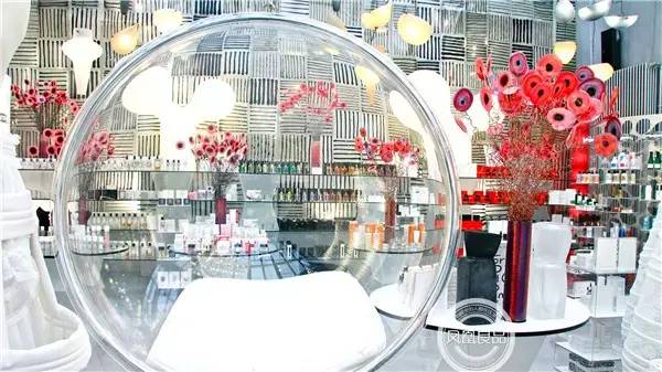 逛翻时装周之米兰站博主把最新款Moschino手机壳给你带回来了！