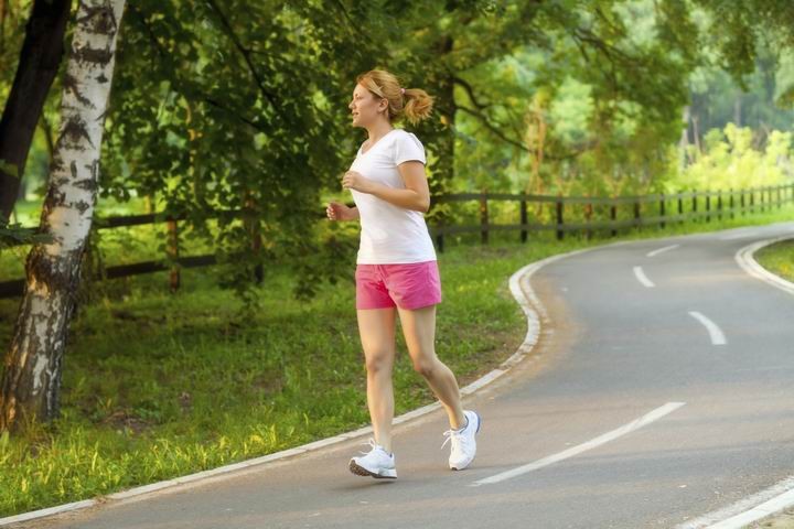 跑步不穿跑鞋有危害吗,穿跑鞋跑步真的可以提升速度吗