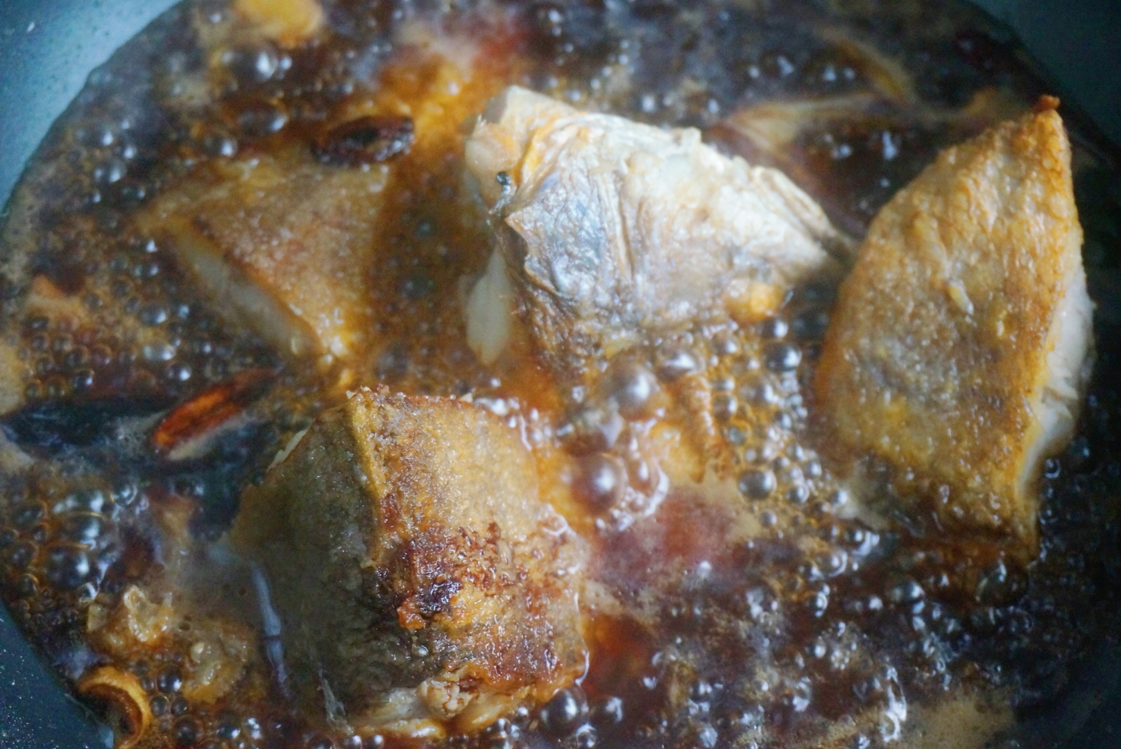 农村铁锅炖鱼最正宗的做法,家庭炖鱼最好吃的方法