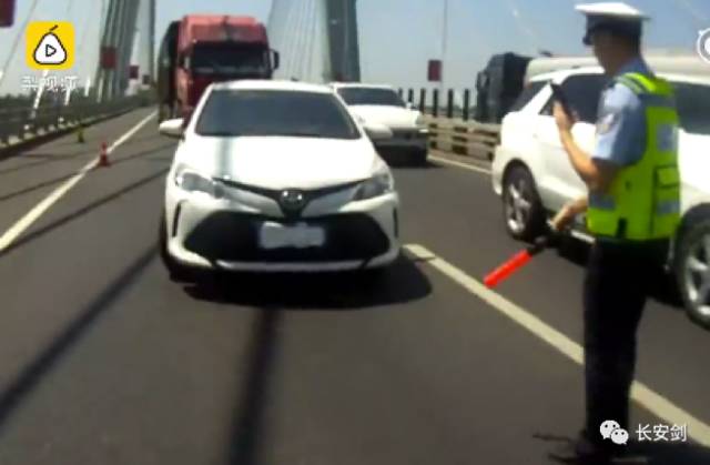 「三分钟法治新闻全知道」印尼民众围堵大马使馆,抗议马来西亚“颠倒红白”