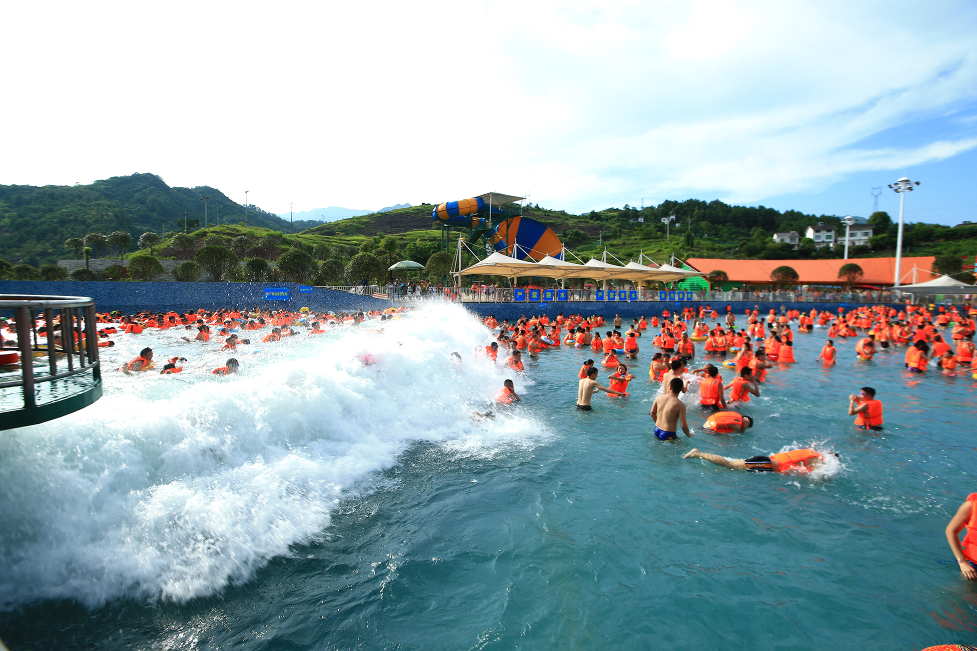 水上乐园夏日清爽视频,水上乐园清凉一夏全场畅玩