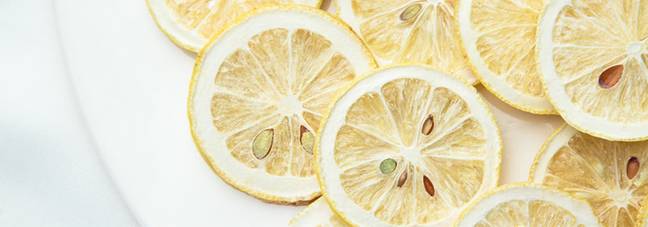 喝柠檬水变黑还是变白,喝了柠檬水照灯会黑吗