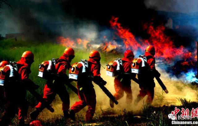 「三分钟法治新闻全知道」印尼民众围堵大马使馆,抗议马来西亚“颠倒红白”