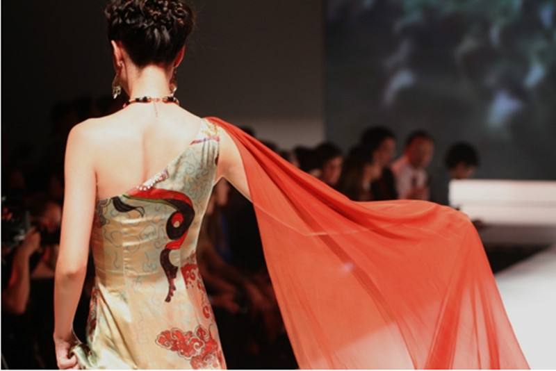 西装衬衫怎么洗可以用洗衣机洗吗,白衬衫西服裤子该怎么洗