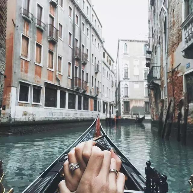 他的朋友圈里都是她,你的朋友圈全是她的照片