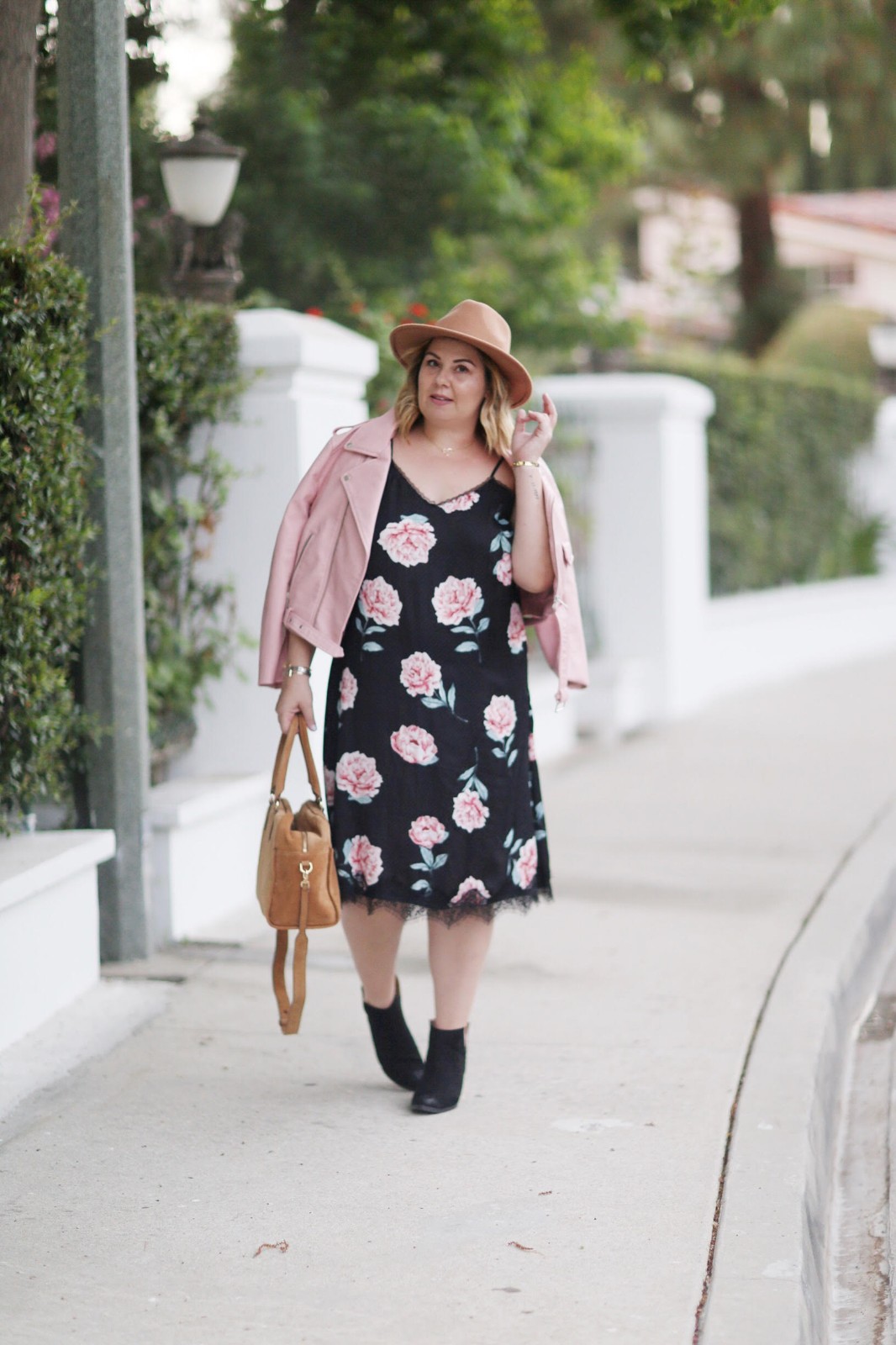 风靡时尚圈的slipdress，普通人应该怎么穿