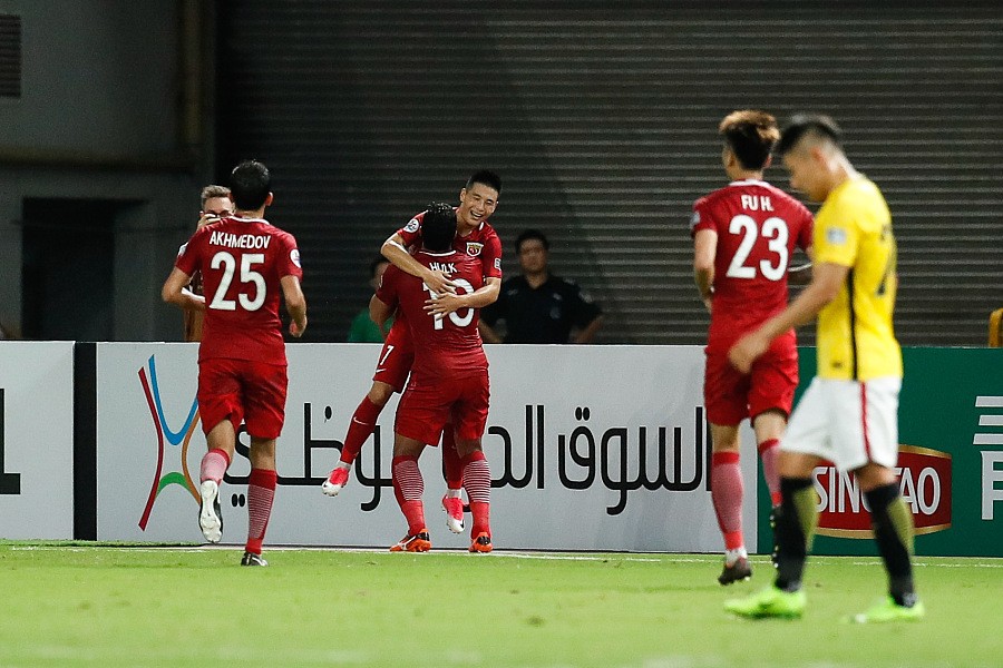 亚冠输球又输人，故意*力暴**肘击前队友，央视解说：红牌动作