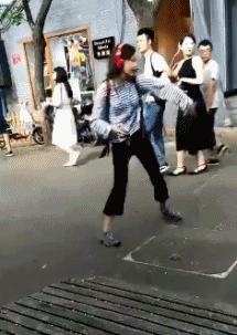 我想，把同桌地上的那个小东西拿过来我用