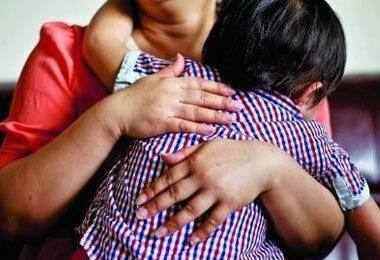 男孩贪玩结果被妈妈砸碎了平板,小男孩贪玩被机器绞断了手臂结局