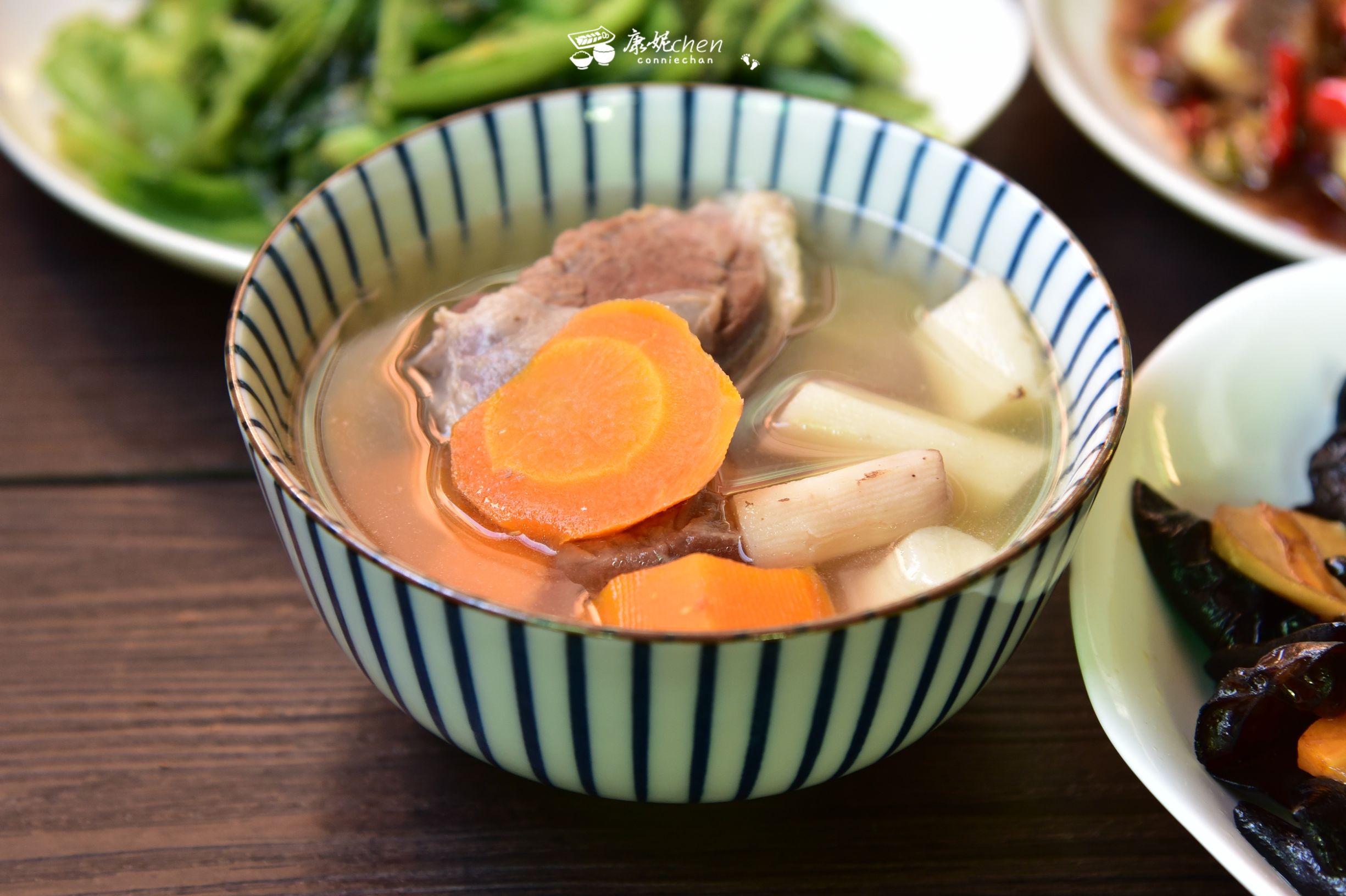 女儿看了晚餐说：“妈妈的菜色香味俱全，就是没有考虑肚子感受”