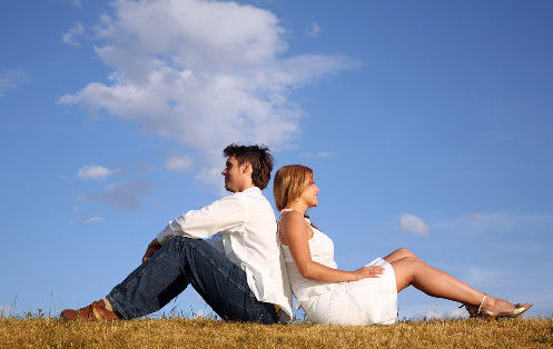 和老公新婚旅游回家，手机一响，我怂了！