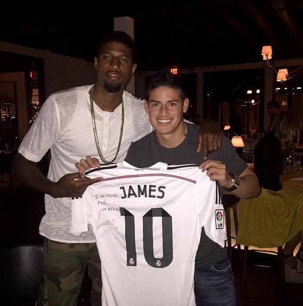 NBA球星爱足球：詹皇利物浦小老板，科比秀颠球征服巴萨球员！