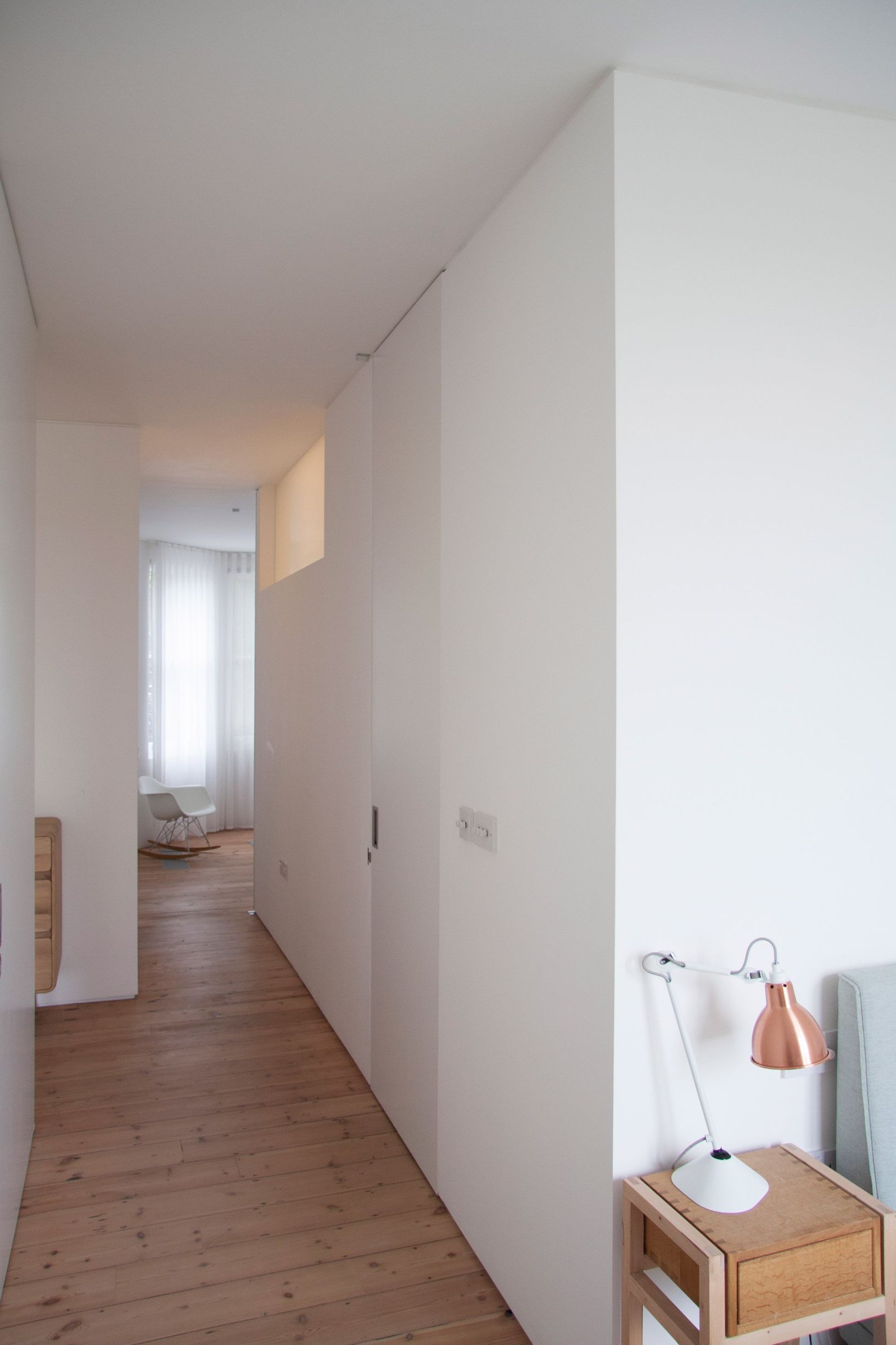 货架单元和隐蔽门分开翻新伦敦之家