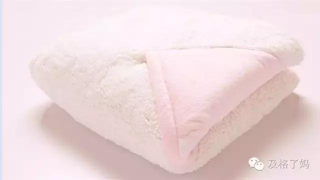 年轻妈妈当众哺乳被乘客指责,年轻妈妈当众哺乳遭讽刺