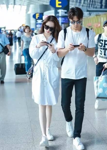 终于知道娱乐圈哪对CP爱撒狗粮了，隔着屏幕都闻到恋爱的酸臭味