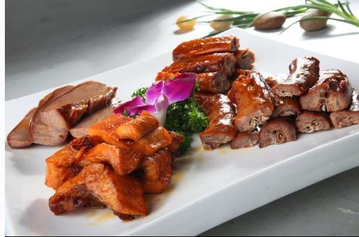 周黑鸭鸭脖60元一斤,摆摊卖周黑鸭鸭头10元3个