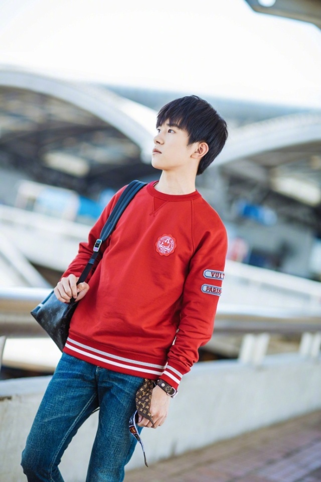 易烊千玺代言的单品,杨幂易烊千玺时尚单品