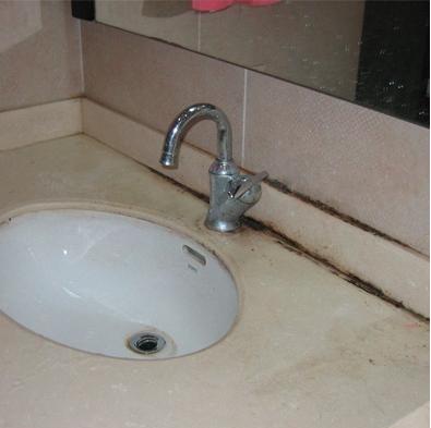 洗手盆边缘发黑了怎么处理,洗手盆缝隙发黑怎么变白