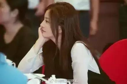 周冬雨和赵薇的合影,周冬雨赵薇对比