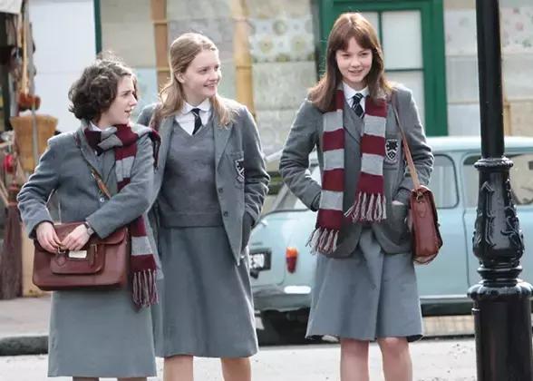 开学第一天怎么穿校服更好,开学了熊孩子开心了