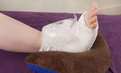 生活中崴脚紧急处理,突发情况崴到脚应该怎么处理