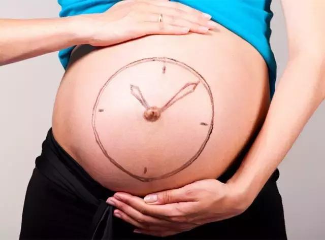 预产期40周到了,宝宝还没发动,继续等待还是催产?