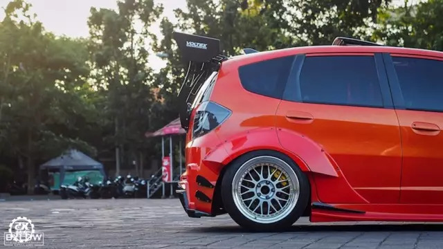 为了装上心仪轮毂换成五孔轴头，这辆爆改宽体的涡轮飞度真帅！