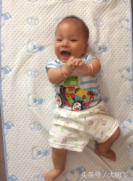 这个小师哥萌娃，年纪轻轻就有一大堆表情包了