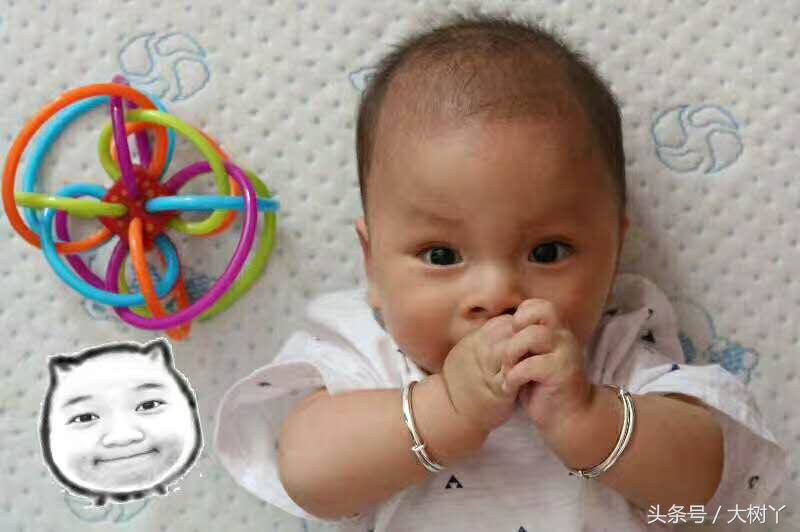 这个小师哥萌娃，年纪轻轻就有一大堆表情包了