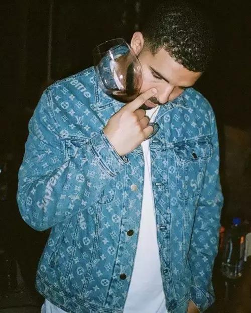 lv supreme联名硬箱470000 (supreme lv联名迷彩包多少钱)