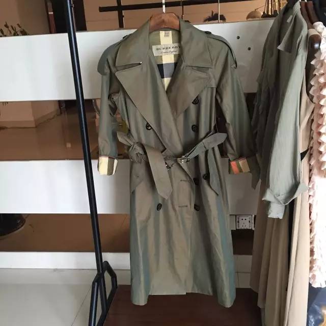 风衣巴宝莉12000,巴宝莉风衣回归现实