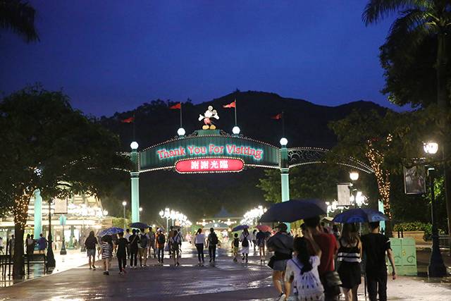 白天去逛迪斯尼,晚上香槟泡泡浴,女孩子去香港应该这么玩