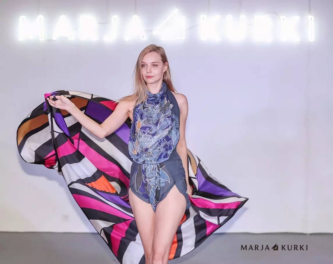 丝巾穿搭时装秀,时装秀展翅高飞丝巾