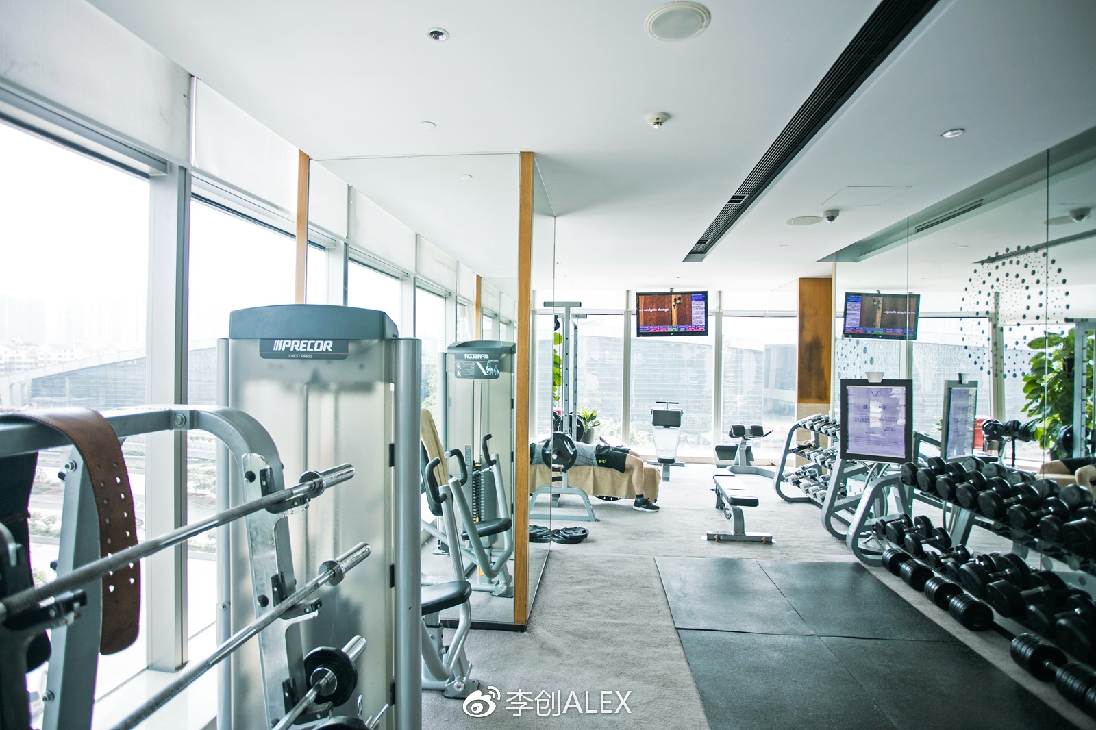 在自己的城市住酒店叫什么,在自己城市里的酒店度假