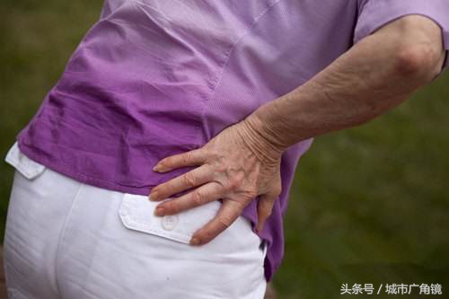 老年人腰椎管狭窄引起腿疼怎么治,七十六岁老人椎管狭窄疼得厉害